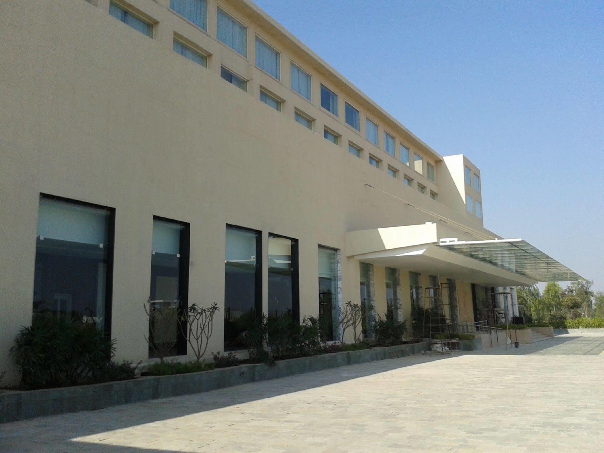 Courtyard By Marriott Bilaspur Exteriör bild