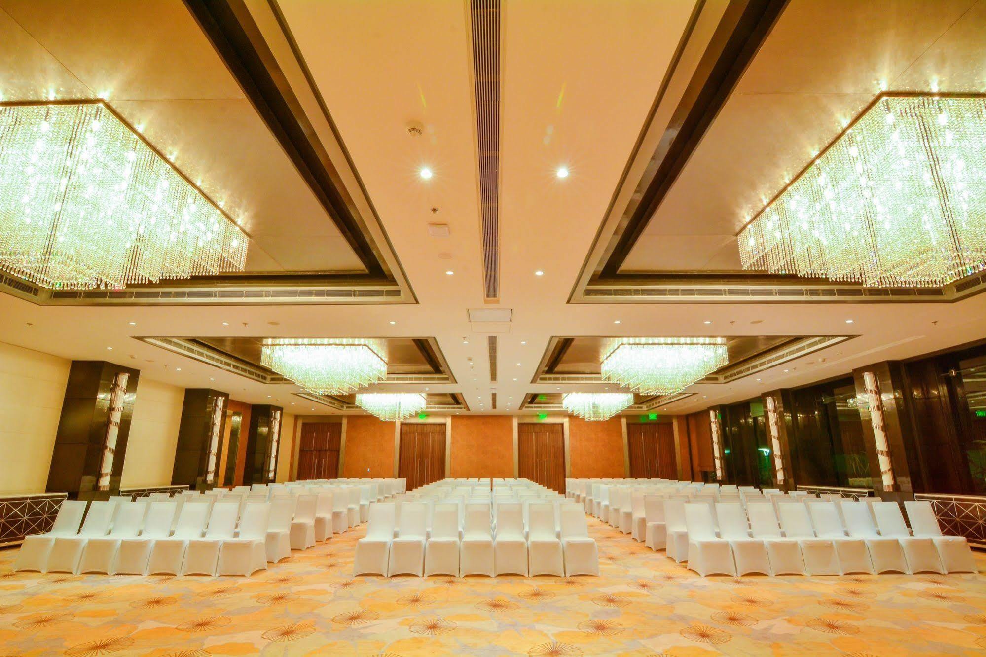 Courtyard By Marriott Bilaspur Exteriör bild